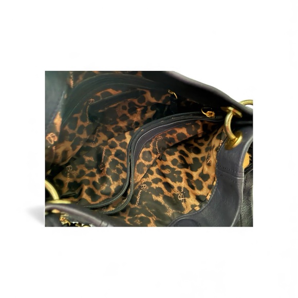 Elegant Black Shoulder Bag with Gold Details - Picture 4 of 5